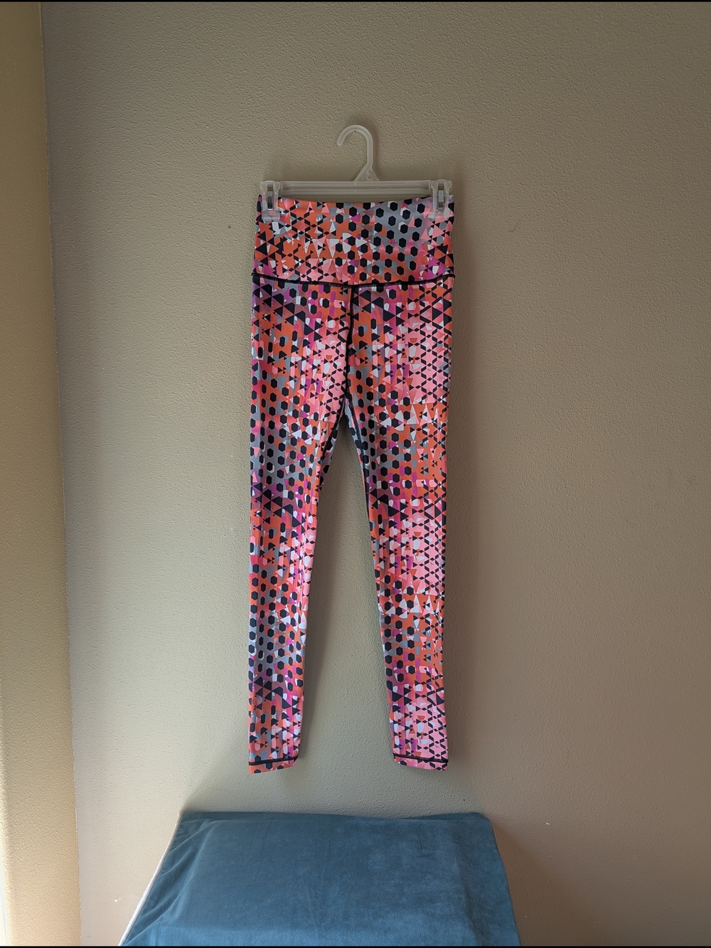 Victoria Sport Geometric Patterned Leggings for Women